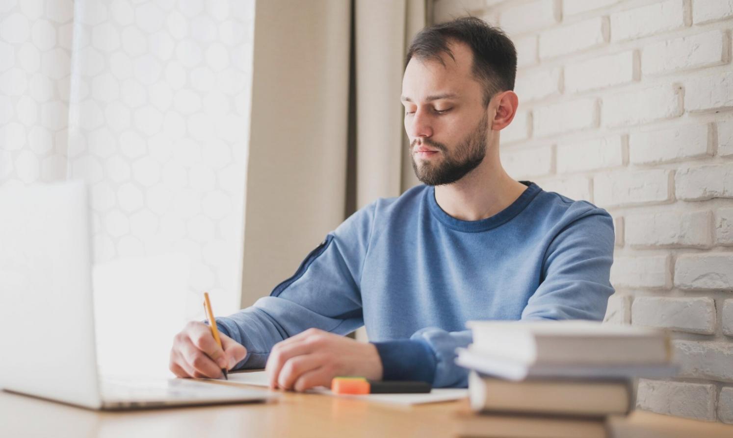 Espacio de trabajo profesional con análisis presupuestario en pantalla