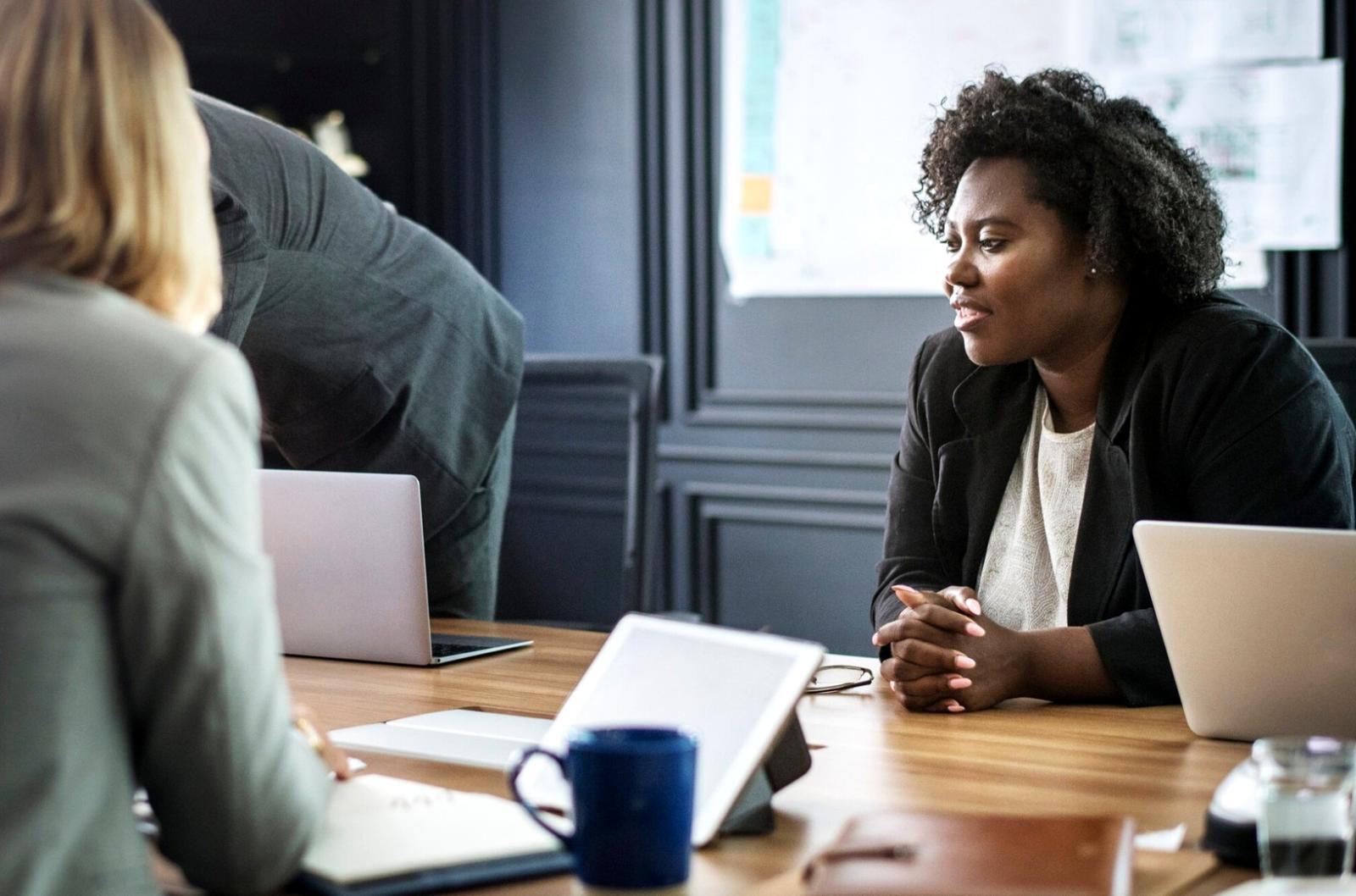 Documentos financieros y calculadora mostrando análisis de variaciones presupuestarias