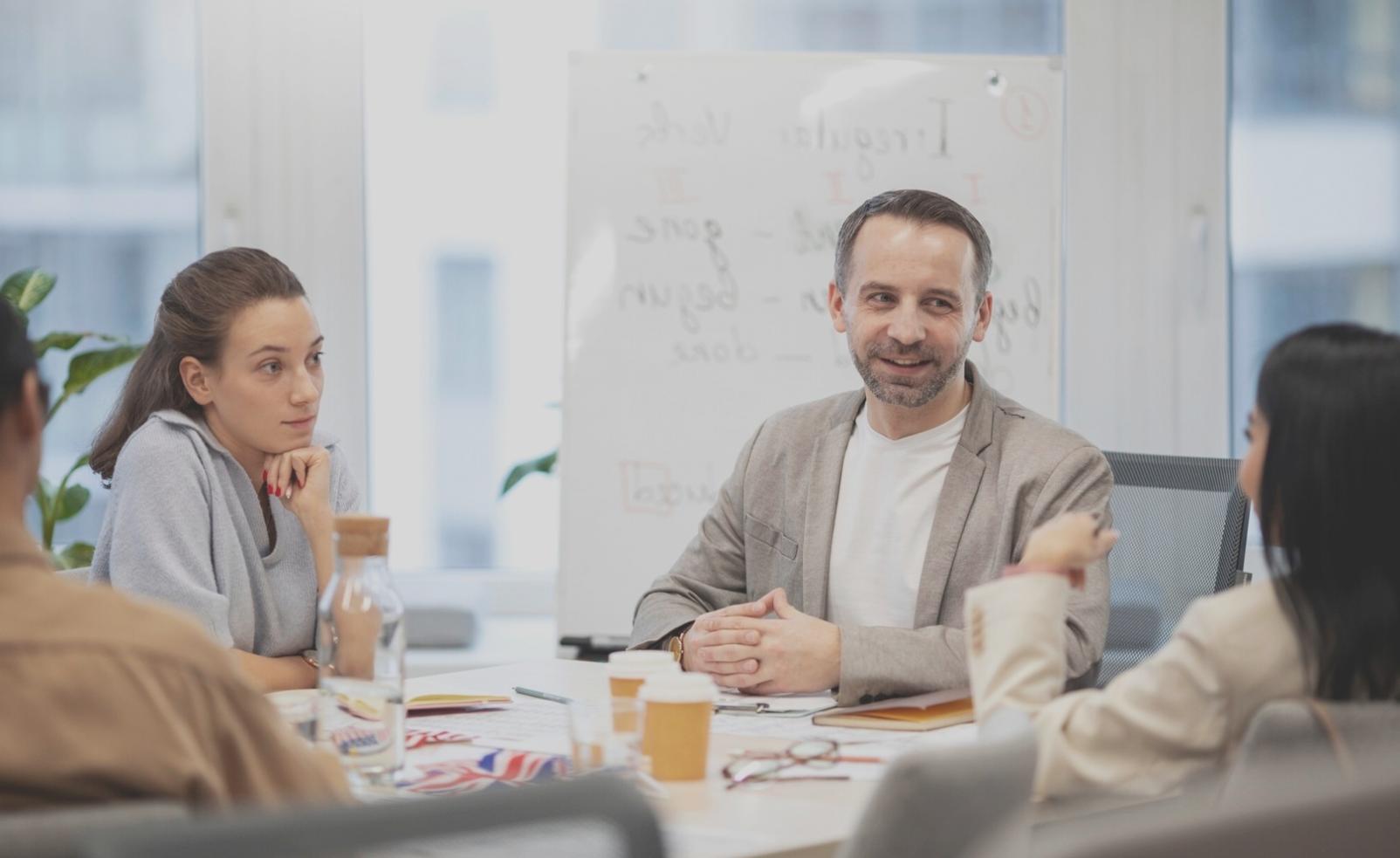 Reunión de equipo financiero revisando informes presupuestarios mensuales